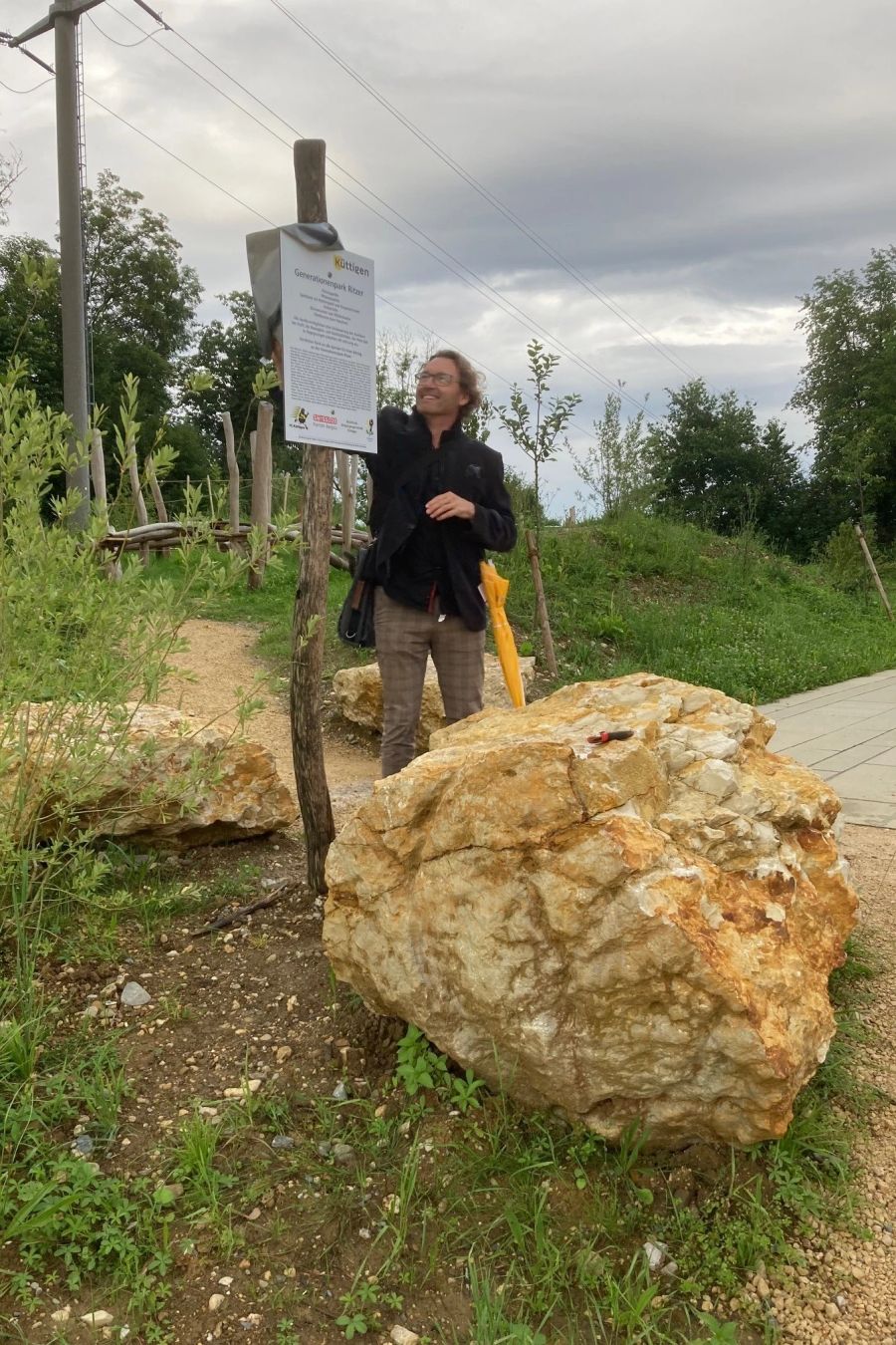 Küttingen Tobias Leuthard enthüllt die Sponsorentafel.