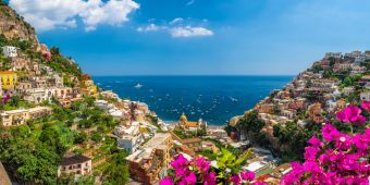 Landschaft mit Positano Stadt an der berühmten Amalfiküste.