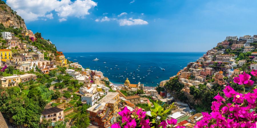 Landschaft mit Positano Stadt an der berühmten Amalfiküste.