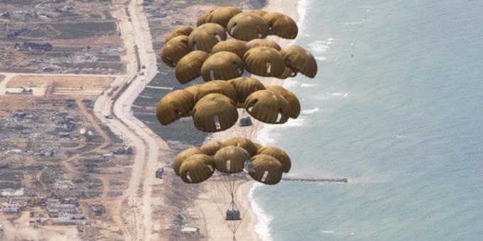 ARCHIV - Ein C-130 Hercules Transportflugzeug der Bi-Nationalen Staffel «Rhein» der deutschen Luftwaffe wirft mehr als vier Tonnen Nahrung auf vier Paletten an Fallschirmen über dem Gazastreifen ab. Foto: Sherifa Kästner/Bundeswehr/dpa ARCHIV - Ein C-130 Hercules Transportflugzeug der Bi-Nationalen Staffel «Rhein» der deutschen Luftwaffe wirft mehr als vier Tonnen Nahrung auf vier Paletten an Fallschirmen über dem Gazastreifen ab. Foto: Sherifa Kästner/Bundeswehr/dpa