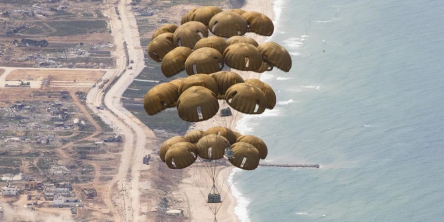 ARCHIV - Ein C-130 Hercules Transportflugzeug der Bi-Nationalen Staffel «Rhein» der deutschen Luftwaffe wirft mehr als vier Tonnen Nahrung auf vier Paletten an Fallschirmen über dem Gazastreifen ab. Foto: Sherifa Kästner/Bundeswehr/dpa