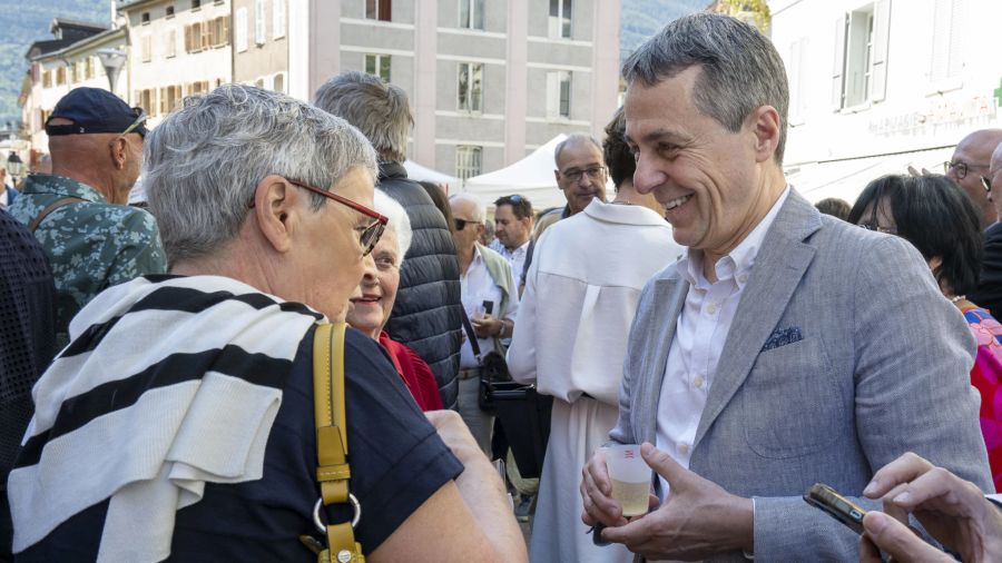 Bundesrat Ignazio Cassis im Gespräch mit der Bevölkerung von Sitten VS, während dem Apéro im Rahmen der Bundesratsreise, am Vormittag des 27. Juni 2024.