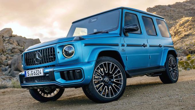 Grelle Farben, bulliger Auftritt: Der Mercedes-AMG G 63 bleibt seinem 585 PS-Motor und seinem Status mehr als treu 2024 Mercedes-Benz G-Klasse Facelift