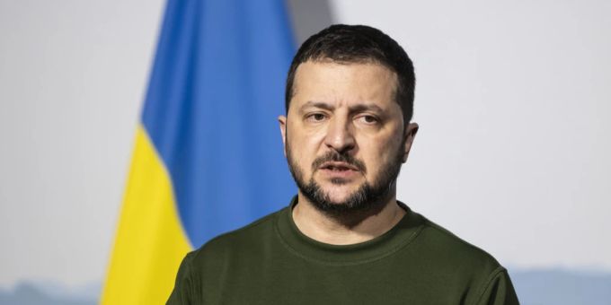 Der Präsident der Ukraine, Wolodymyr Selenskyj, will einen besseren Luftraum-Schutz. Dafür benötigt es Flugabwehrsysteme und Raketen.