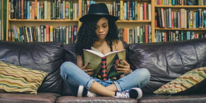 Etwa die Hälfte der deutschen Kinder greift regelmässig ins Bücherregal. Kind liest