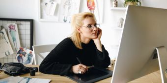 Junge Frau arbeitet am Computer