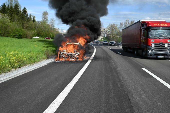 Das Fahrzeug in Vollbrand. A1