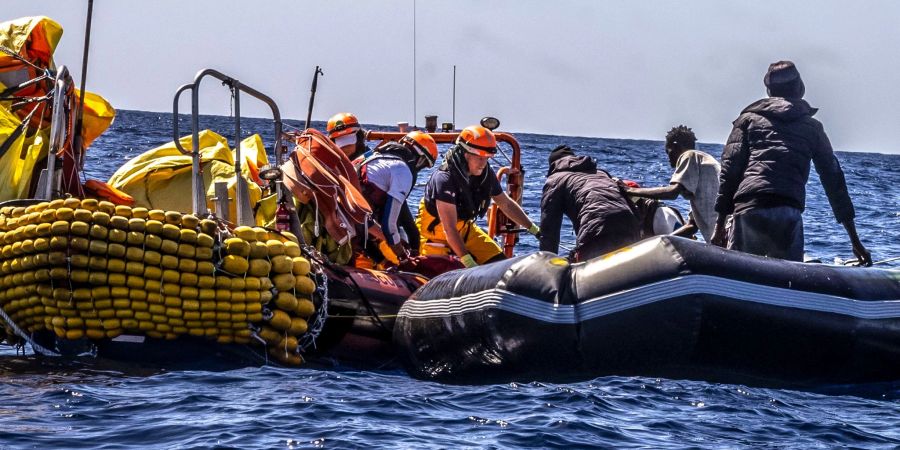 Das Rettungspersonal von SOS Mediteranee hilft Migranten bei der Evakuierung eines Schlauchbootes. Überlebende berichteten, dass etwa 50 Menschen während der Fahrt ums Leben gekommen waren.