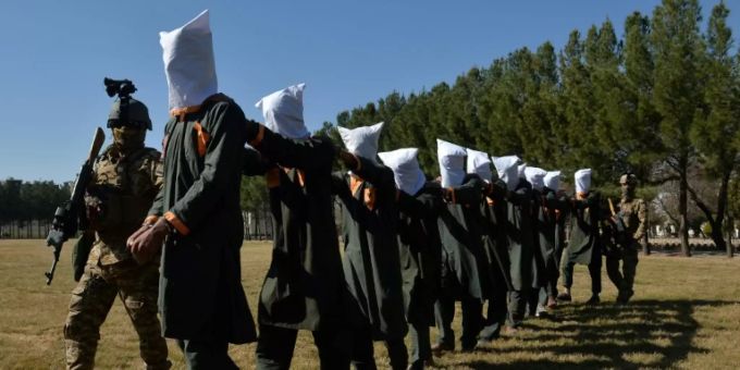 Afghanische Sicherheitskräfte führen mutmassliche Taliban ab Afghanische Sicherheitskräfte führen mutmassliche Taliban ab