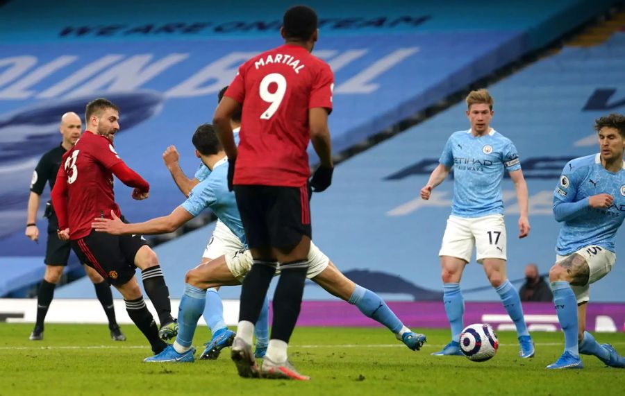 Der United-Verteidiger trifft unten links zum 2:0.