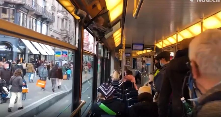 Strassen und Trams waren am Samstag in Zürich voll mit Shopping-Freudigen.