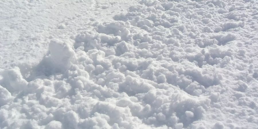 Auf dem Pistengelände hat sich viel Sulzschnee gebildet und mit den grossen Hügeln auf der Piste hatten die Skifahrer zu kämpfen. (Symbolbild)