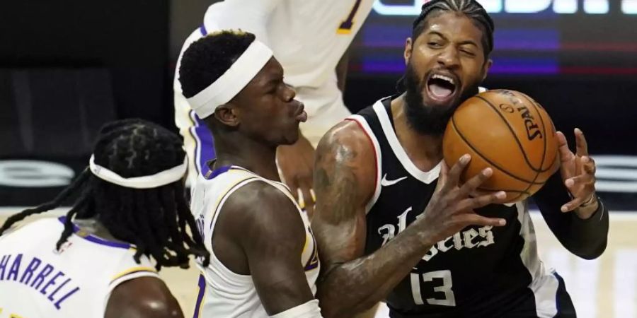 Paul George (r) von den Los Angeles Clippers zieht gegen Dennis Schröder (M.) zum Korb. Foto: Marcio Jose Sanchez/AP/dpa
