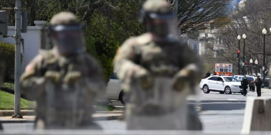 Sicherheitskräfte riegen Strasse zum Kapitol ab