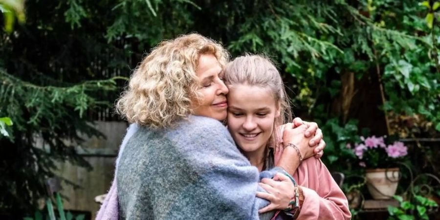 «Zum Glück zurück»: Die Hippie-Luise (Michaela May, l) umarmt ihre Enkelin Mascha (Luisa Römer). Foto: Susanne Bernhard/ZDF/dpa