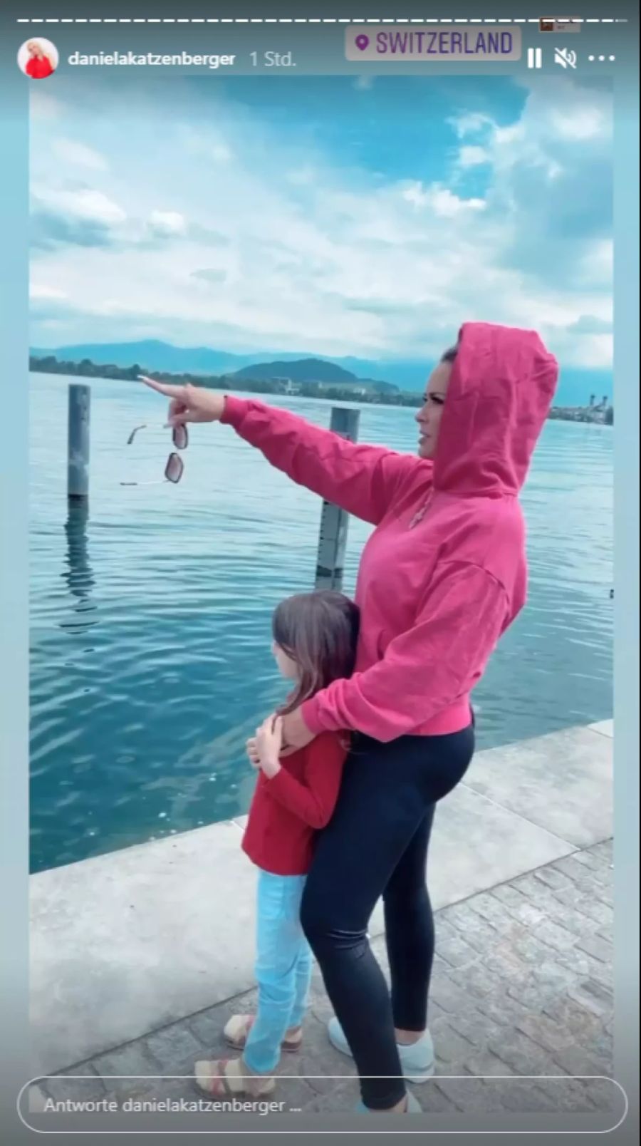 Sophia geniesst den Ausblick mit Mama Daniela.