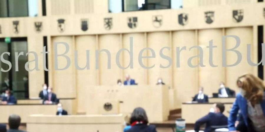 Abgeordnete nehmen im Bundesrat an der Sitzung der Länderkammer teil. Foto: Wolfgang Kumm/dpa