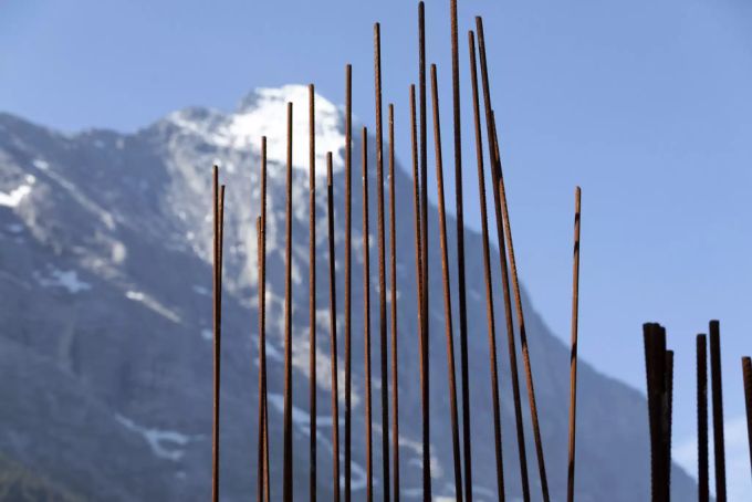 Eine Baustelle in Grindelwald BE mit dem Eiger im Hintergrund. Grindelwald Eiger Baustelle