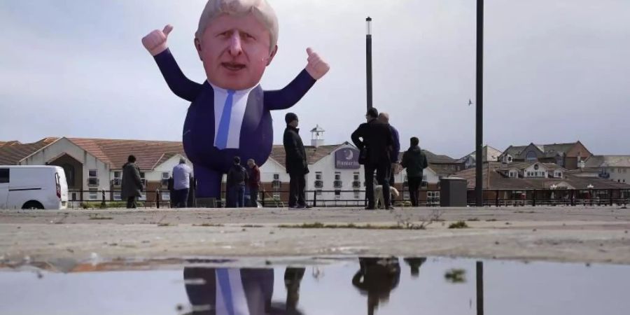 Eine über neun Meter grosse aufblasbare Figur von Grossbritanniens Premierminister Boris Johnson wurde im nordostenglischen Hartlepool aufgestellt. Foto: Owen Humphreys/PA Wire/dpa