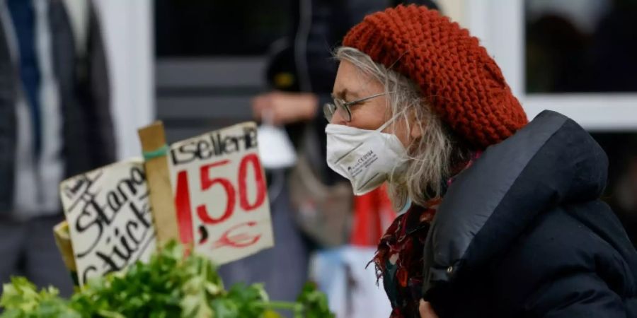 Frau mit Maske
