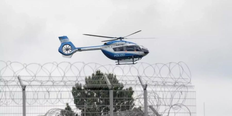 Ein Hubschrauber der Polizei startet vom Gelände der JVA Ossendorf in Köln. Thomas Drach ist von den Niederlanden an Deutschland ausgeliefert worden. Foto: Henning Kaiser/dpa
