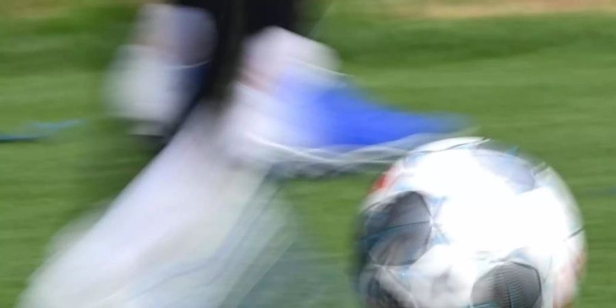 In den Niederlanden dürfen Frauen ab der nächsten Spielzeit gemeinsam mit Männern in allen Amateurligen Fussball spielen. Foto: Patrick Seeger/dpa