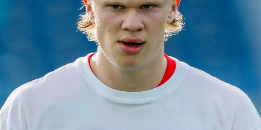 Norwegens Erling Haaland trägt beim Aufwärmen ein T-Shirt mit der Aufschrift "Human Rights. On and off the pitch". Foto: Fermin Rodriguez/AP/dpa