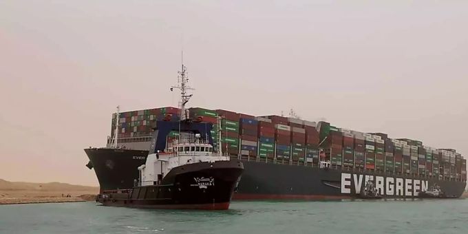 Die ägyptischen Behörden rechnen damit, dass die Blockade des Suez-Kanals durch ein quer stehendes Container-Schiff in Kürze wieder beseitigt werden kann. Die ägyptischen Behörden rechnen damit, dass die Blockade des Suez-Kanals durch ein quer stehendes Container-Schiff in Kürze wieder beseitigt werden kann.