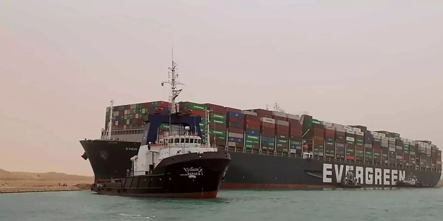 Die ägyptischen Behörden rechnen damit, dass die Blockade des Suez-Kanals durch ein quer stehendes Container-Schiff in Kürze wieder beseitigt werden kann.