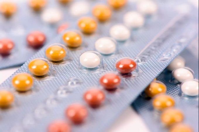Studien haben gezeigt, dass die Langzeiteinnahme der Antibabypille das Risiko für Eierstockkrebs um bis zu 50 % senken kann. Anti-Baby-Pille