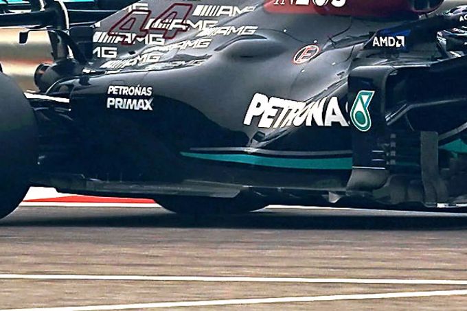 Am Mercedes von Lewis Hamilton ist der mit vielen Aerodynamik-Elementen versehene Unterboden gut zu erkennen. Mercedes Formel 1