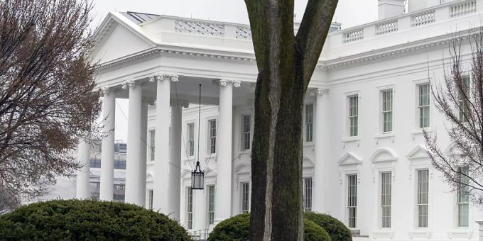 Als Vergeltung für einen Moskau zugeschriebenen Hackerangriff weist die US-Regierung zehn russische Diplomaten aus. Foto: Andrew Harnik/AP/dpa Als Vergeltung für einen Moskau zugeschriebenen Hackerangriff weist die US-Regierung zehn russische Diplomaten aus. Foto: Andrew Harnik/AP/dpa