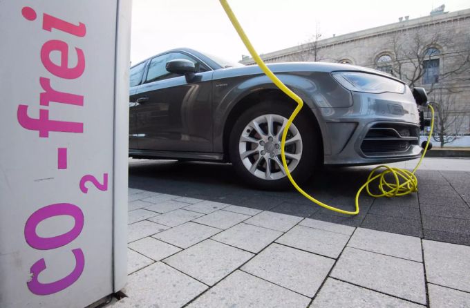 Mit mehr Ladestationen für Elektroautos soll der Absatz gesteigert werden. Elektroauto