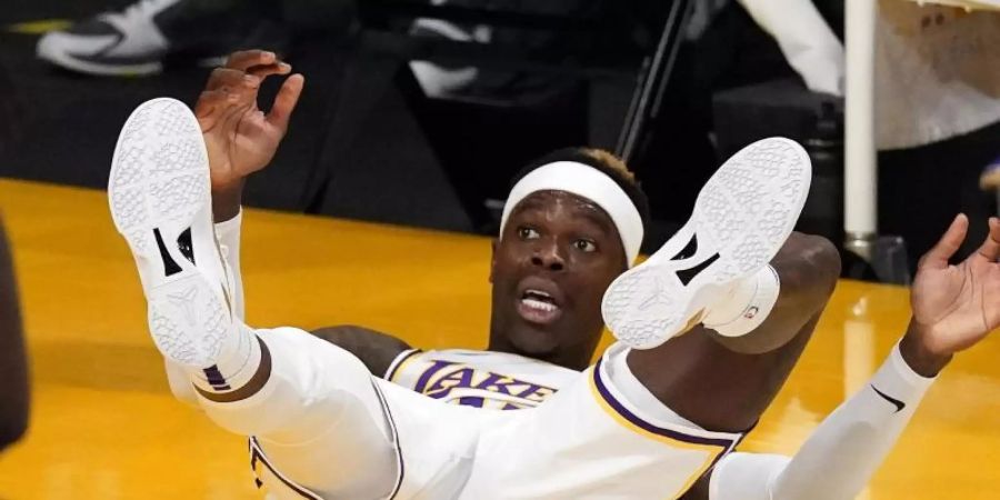 Dennis Schröder von den Los Angeles Lakers liegt nach einem Foul auf dem Boden. Foto: Mark J. Terrill/AP/dpa