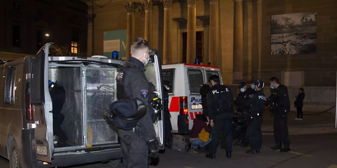 Die Polizei nahm bei der nicht genehmigten Kundgebung gegen die Pandemiebeschränkungen in Genf mehrere Personen fest. Die Polizei nahm bei der nicht genehmigten Kundgebung gegen die Pandemiebeschränkungen in Genf mehrere Personen fest.