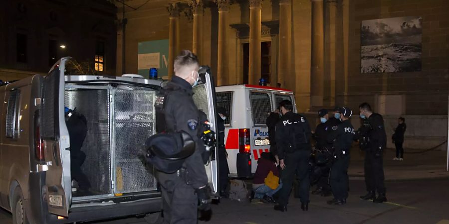 Die Polizei nahm bei der nicht genehmigten Kundgebung gegen die Pandemiebeschränkungen in Genf mehrere Personen fest.