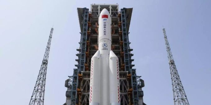 Die Kombination aus dem Kernmodul «Tianhe» der chinesischen Raumstation und der Langer-Marsch-5B-Y2-Rakete steht im Startbereich der Wenchang Spacecraft Launch Site in der südchinesischen Provinz Hainan. Foto: Guo Wenbin/XinHua/dpa Die Kombination aus dem Kernmodul «Tianhe» der chinesischen Raumstation und der Langer-Marsch-5B-Y2-Rakete steht im Startbereich der Wenchang Spacecraft Launch Site in der südchinesischen Provinz Hainan. Foto: Guo Wenbin/XinHua/dpa