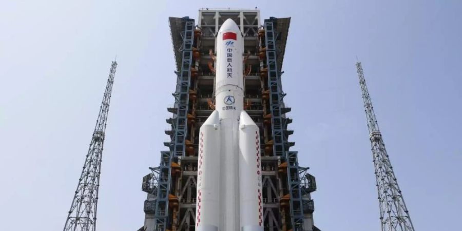 Die Kombination aus dem Kernmodul «Tianhe» der chinesischen Raumstation und der Langer-Marsch-5B-Y2-Rakete steht im Startbereich der Wenchang Spacecraft Launch Site in der südchinesischen Provinz Hainan. Foto: Guo Wenbin/XinHua/dpa