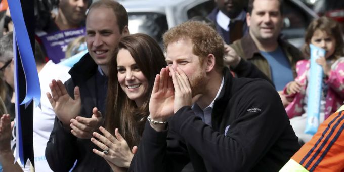Da war die Welt noch in Ordnung: Prinz Harry (r.) mit Herzogin Kate und Bruder Prinz William (l.) am London Marathon 2017. Prinz Harry