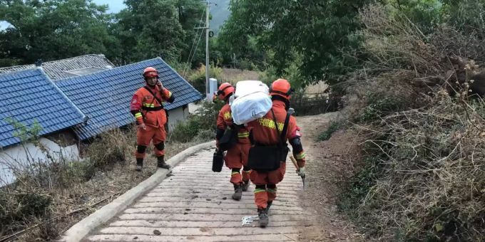 Feuerwehrleute helfen nach dem Beben in China. China Erdbeben