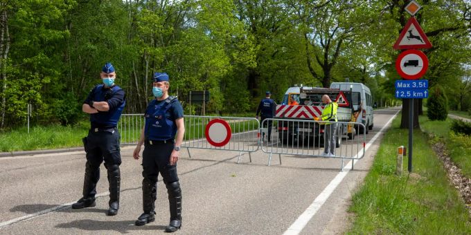 Polizisten sperren eine Strasse in einem Waldstück ab. Ein mutmasslich rechtsextremer Berufssoldat ist in Belgien weiter auf der Flucht. Terror Belgien
