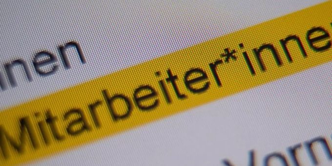 Die Anrede «Mitarbeiter*innen» in einem Dokument. (Symbolbild) gendern