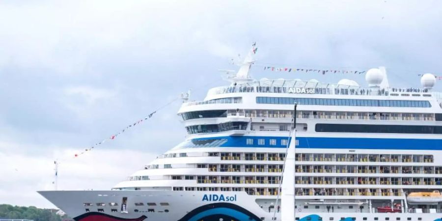 Die "AIDAsol" läuft aus dem Kieler Hafen aus. Foto: Daniel Bockwoldt/dpa