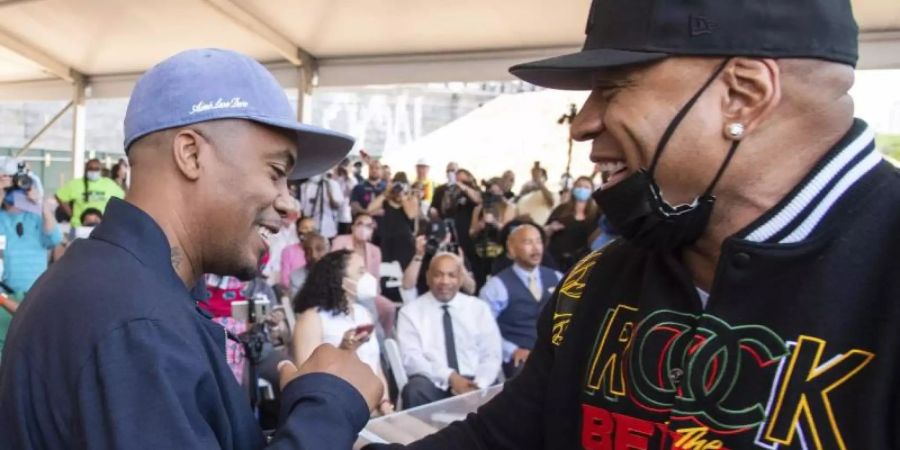 Rap-Legenden unter sich: Nas (l.) und LL Cool J bei der Grundsteinlegung des Universal Hip Hop Museum in New York. Foto: Charles Sykes/Invision/AP/dpa