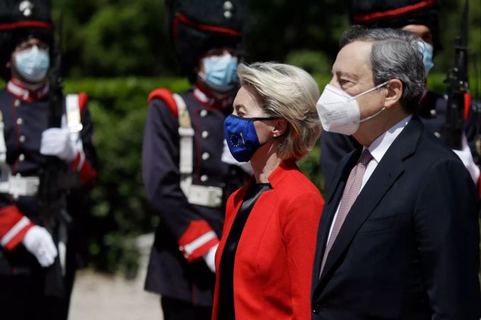Mario Draghi, Ministerpräsident von Italien, und Ursula von der Leyen, Präsidentin der Europäischen Kommission, treffen anlässlich des Global Health Summit in der Villa Pamphili ein. Global Health Summit