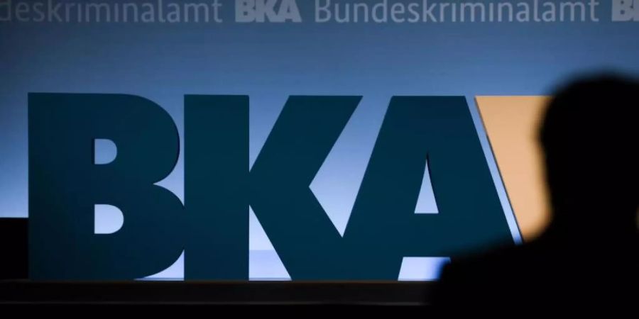 Das Logo der Bundeskriminalamts bei einer Tagung der Behörde. Foto: Arne Dedert/dpa