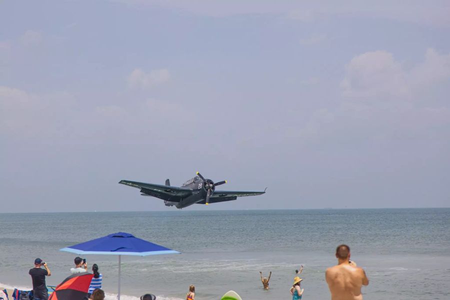 Bei einer Flugshow in Florida hat ein Flugzeut technische Probleme.