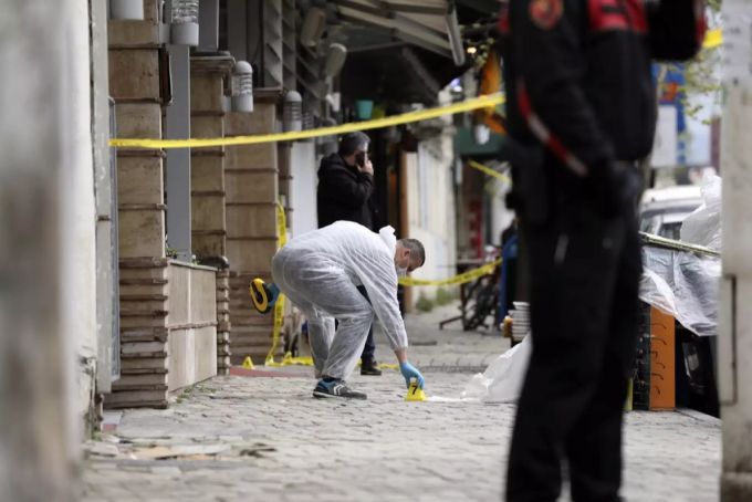 Polizisten nummerieren Gegenstände am Tatort in Tirana, Albanien. Messerattacke in Albanien
