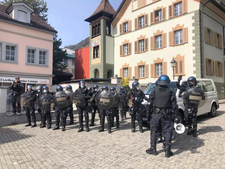 Die Polizei hat sich zurückgezogen.