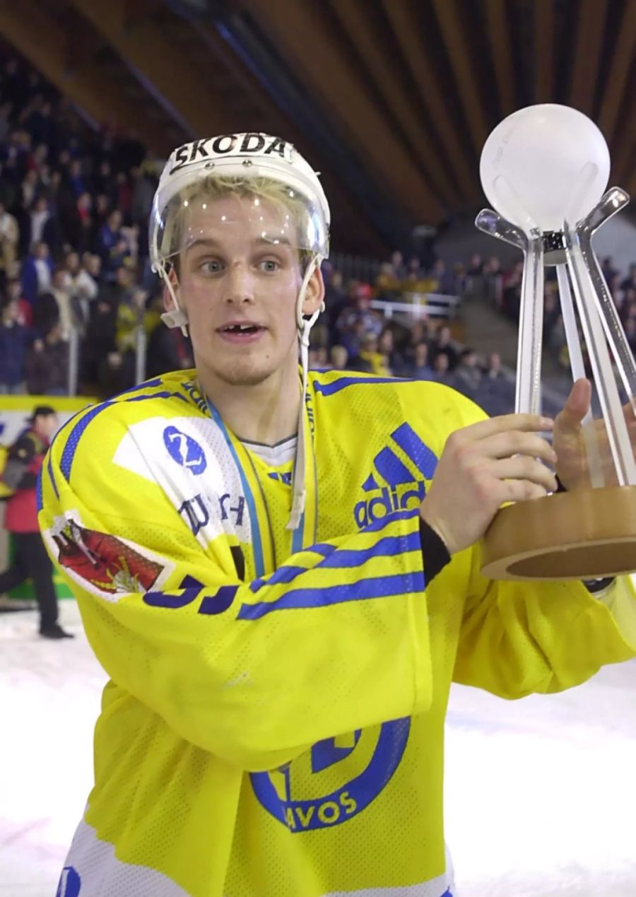 Mit dem HC Davos feiert Patrick Fischer als Captain einen weiteren Meistertitel. Hier gewinnt er am Silvester 2000 den Spengler Cup.